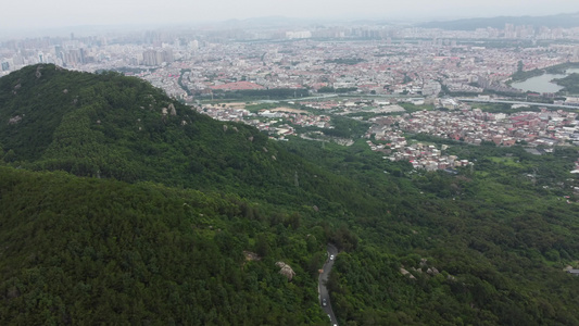 航拍城市边的大山高山视频