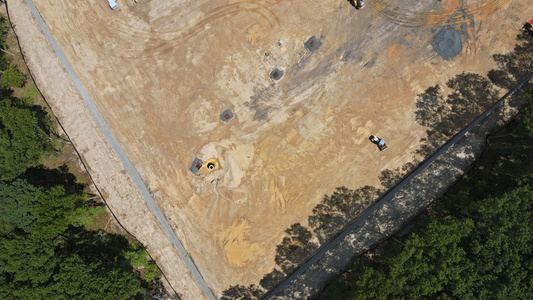 鉴于新的住宅建筑工程工地房屋的准备过程视频