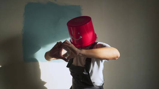 身穿制服的工人头上戴着红色桶子玩得开心跳舞视频