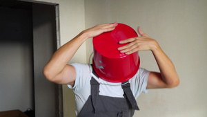 身穿制服的工人头上戴着红色桶子玩得开心8秒视频
