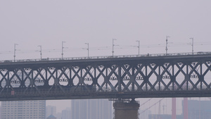 城市穿行在公铁两用桥梁上的火车交通4k素材60秒视频