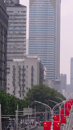 国庆节街道上布满五星红旗的道路节日素材26秒视频