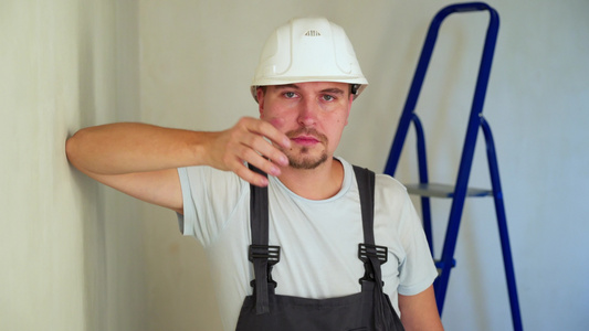 建筑工地工人的翻新公寓房视频