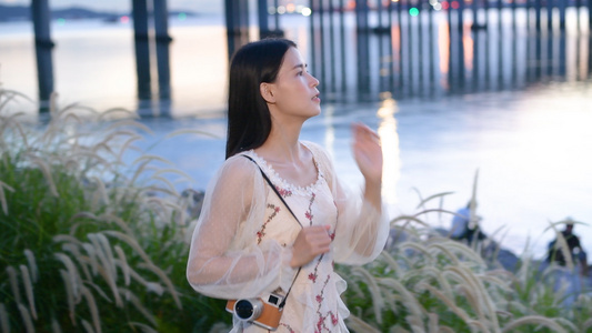 4K深圳前海石公园漫步的少女视频