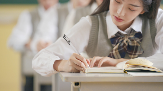 4k女学生做作业记笔记特写视频