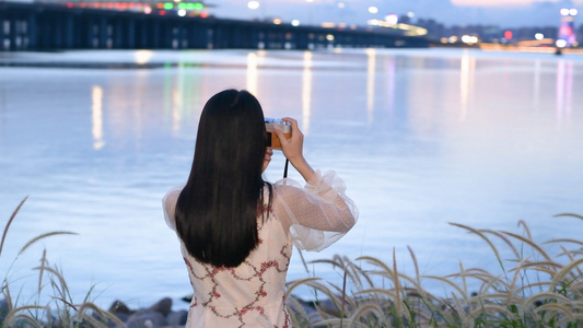 4K深圳前海石公园少女在拍照视频