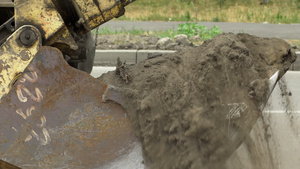 大桶挖土机在卡车上洒满了泥土车身里有大桶挖土机60秒视频