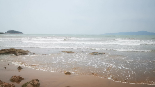 海边海浪拍打礁石视频