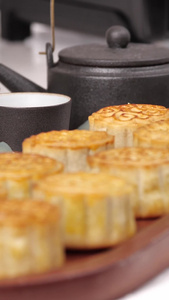 月饼装盘移动变焦中秋节食物视频
