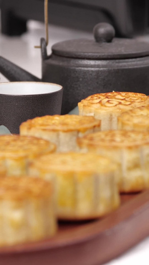 月饼装盘移动变焦中秋节食物4秒视频