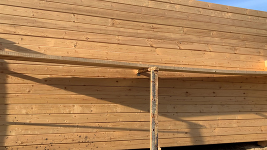 建造新的木木屋或浴房4k视频