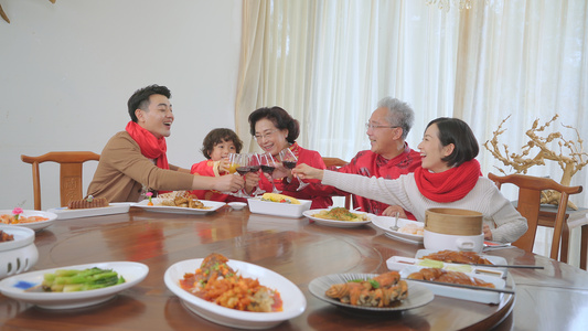 4K新年团圆饭一家人共同举杯视频