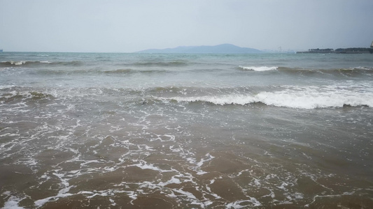 海边海浪拍打礁石视频