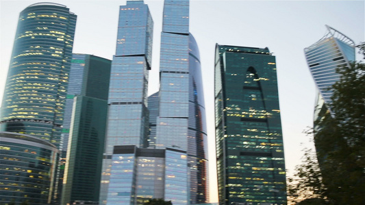 日落时的摩天大楼玻璃外观天空有太阳光现代城市商业区视频