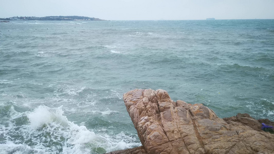 实拍波涛汹涌海浪浪花视频