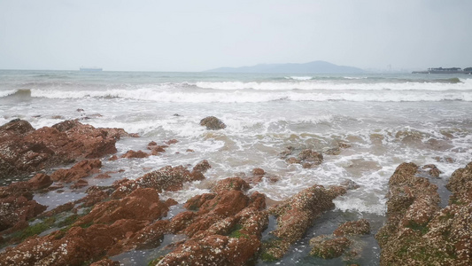 海边海浪拍打礁石视频