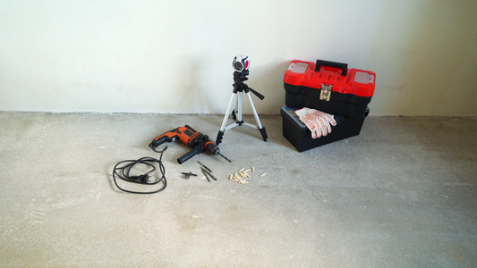 工作工具电钻激光水平装有仪器和手套的盒子视频