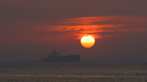 4k海上晚霞落日大太阳特写8秒视频