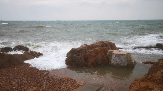 实拍波涛汹涌海浪浪花视频