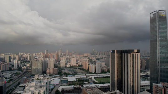 4k航拍夏天台风暴风雨前乌云密布的城市视频