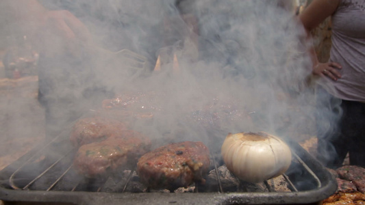 烧烤牛肉烤肉串在热烤架上烹饪视频