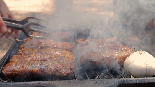 烧烤牛肉烤肉串在热烤架上烹饪视频