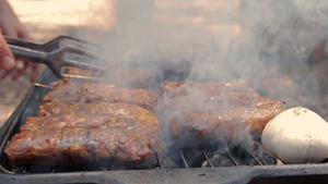 烧烤牛肉烤肉串在热烤架上烹饪18秒视频