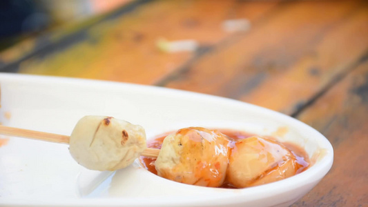 烤猪肉丸和白塑料盘上的海鲜酱视频