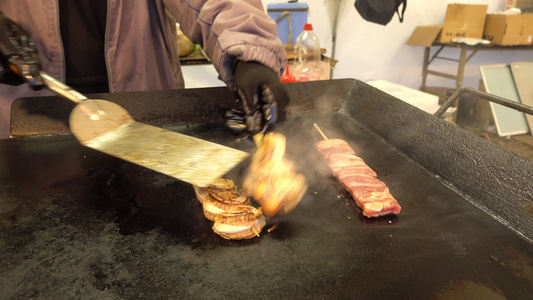 在日本的热盘上烤烤肉传统街头食物是日本烤肉视频