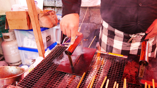 在日本的热盘上烤肉传统街头食物视频