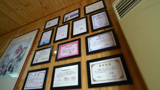 青岛崂山区山庄内的荣誉证书从上到下仰拍运镜视频视频