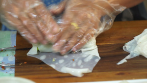 在泰国当地市场手工烹制新鲜蔬菜卷34秒视频