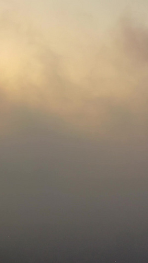 航拍清晨平流云雾之上初升的太阳平流雾31秒视频