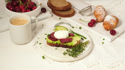 在圆板上在羊角面包和成熟的红樱桃旁边早饭早饭早餐视频