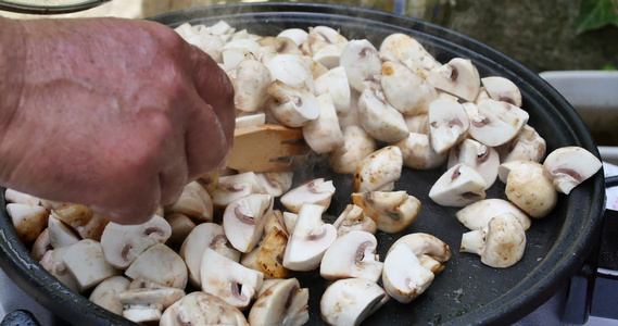 烹饪新鲜蘑菇4k视频