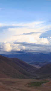 高原山脉上涌动的白云延时视频西藏旅游视频