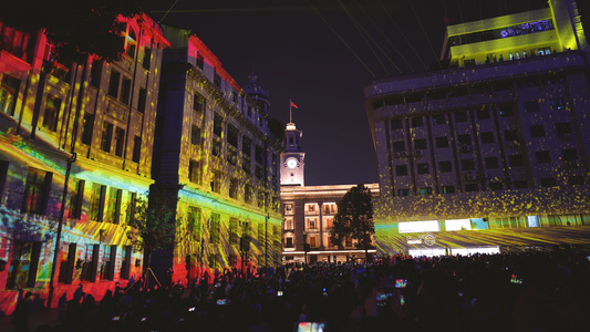 城市夜晚街景观看公益宣传灯光秀表演的人群4k素材视频
