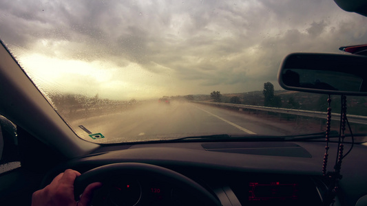 风挡风玻璃上撒着雨水造成危险驾驶条件电影日落等危险视频