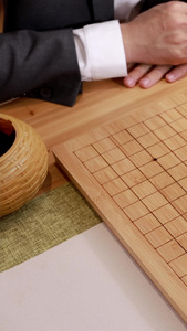 商务人士下棋特写欢乐时光视频