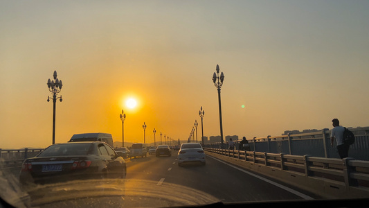 4K实拍私家车车窗外风景夕阳车流视频