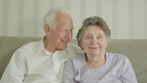 一对快乐的老年情侣看着摄影机的肖像9秒视频