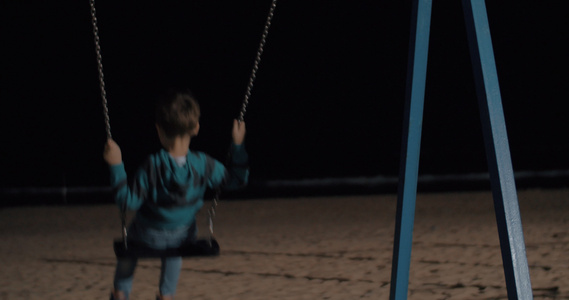 夜间在海滩上摇摆儿童视频