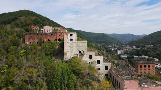 照相机在俄罗斯一家采矿厂被摧毁的废弃建筑物上铺设了视频