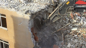 使用挖土机拆除的建筑中26秒视频