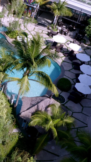 巴厘岛酒店泳池航拍潜水人15秒视频