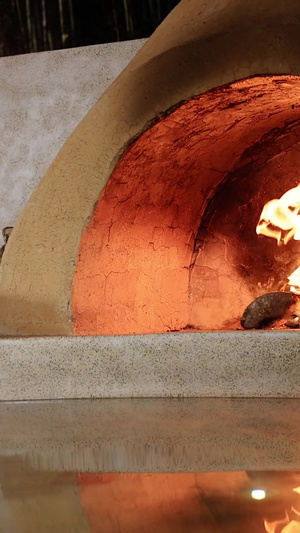 露天温泉旁燃烧的壁炉温暖的8秒视频