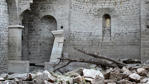 古老的旧教堂内地令人毛骨悚然的废墟11秒视频