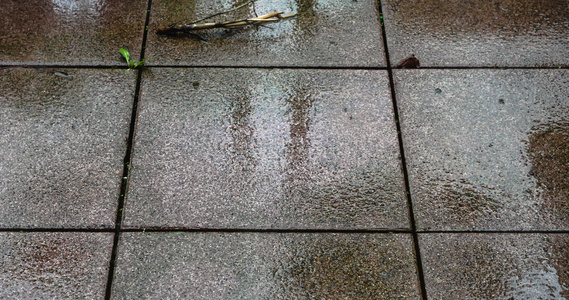 湿铺铺路块和短雨时间流逝视频