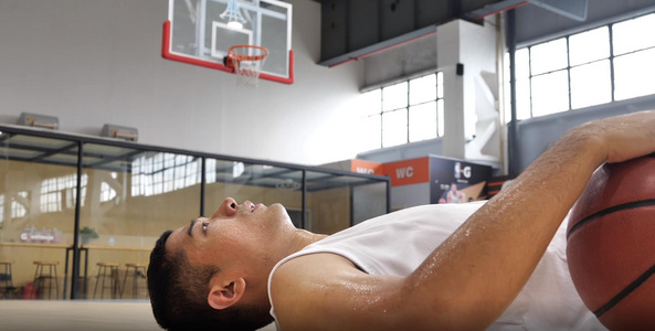 篮球运动员休息喘气视频