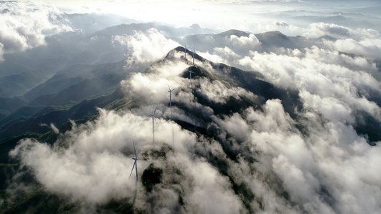 河源缺牙山云海中的风力发电机航拍4K视频